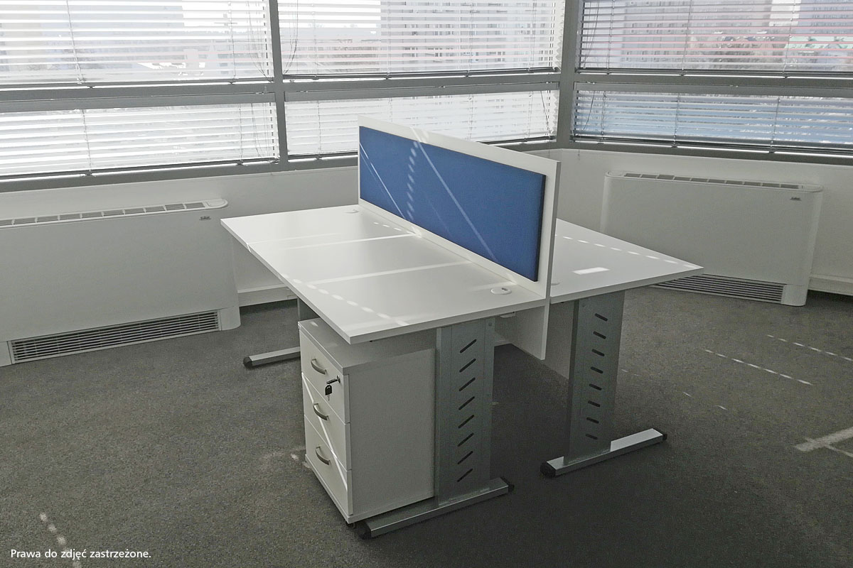 3 z 26. Office mebel - biurka Bts wraz z przegrodą i kontenery