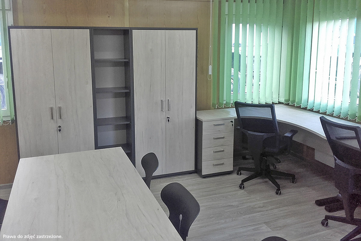 25 z 47. Studio Wyposażenia Wnętrz, realizacje – biurka Bts z kontenerami i regałami biurowymi